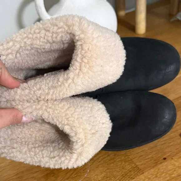 UGG size 6 Black and Cream Women's Boots - Picture 2 of 8
